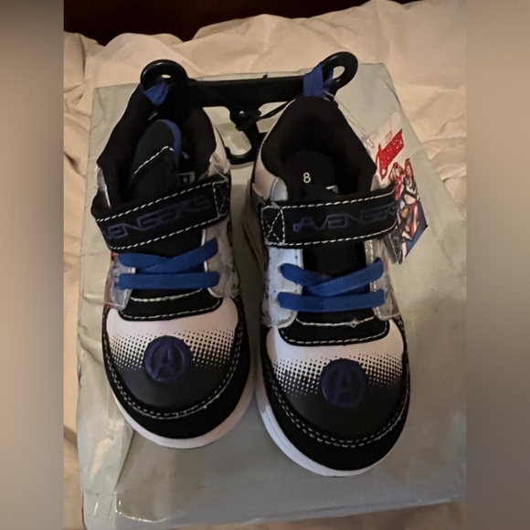 Marvel Avengers Toddler Boys Colorful Light Up Sneakers Shoes Size 8 New - Picture 3 of 4